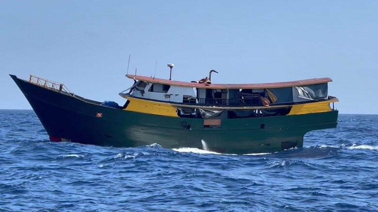 中国の放水砲で大きく損傷したフィリピンの物資補給船