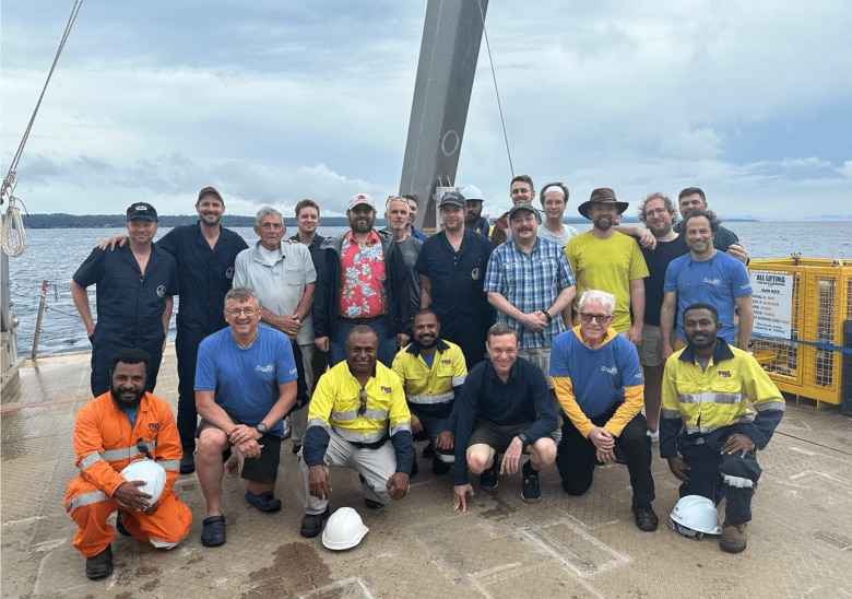 ローブ教授とスタッフは太平洋上で「IM1」の破片の回収作業を行った