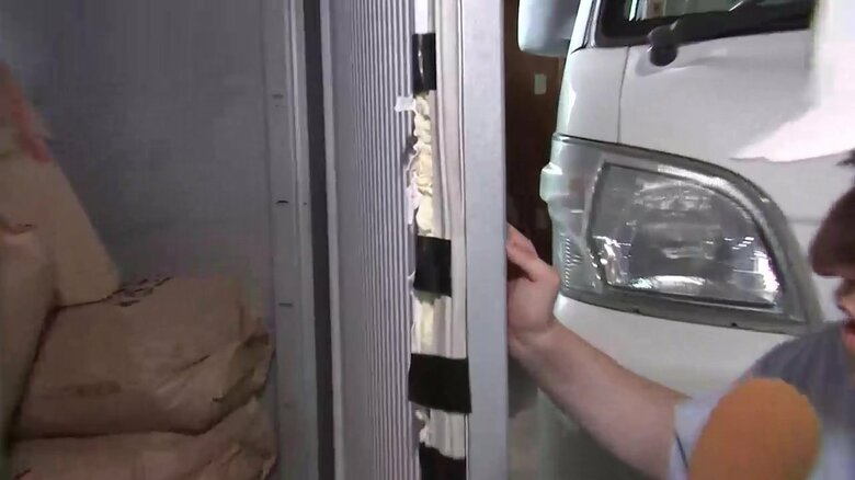 クマによって壊された保冷庫の扉