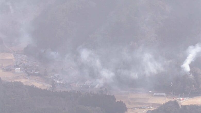 付近の住宅街にも煙が押し寄せる（2月27日午前）