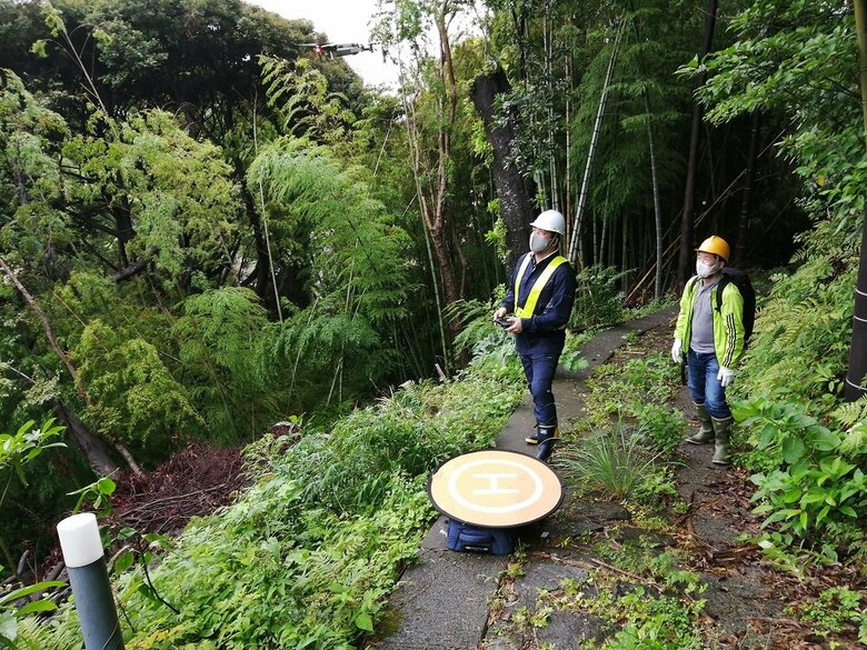 熱海の現場でのドローン撮影　画像提供／テラ・ラボ
