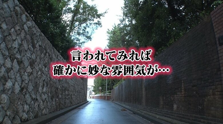 薄暗い妙な雰囲気がある小路