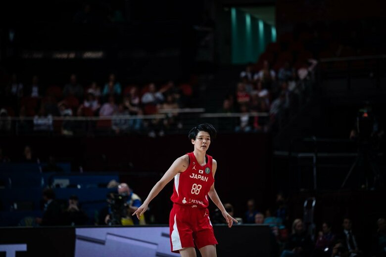 宮崎夕貴選手との連係プレーで打開を試みた赤穂ひまわり選手（C）FIBA