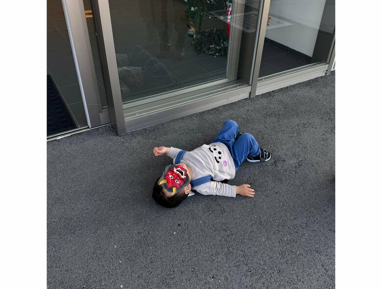 ついに地面デビューした時。全力でイヤイヤしてる！（提供：エディさん）