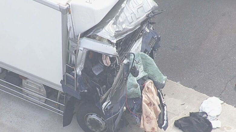 バスに追突したトラック