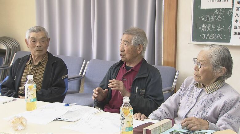 証言する萬井さん