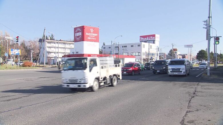 通称「環状通」は交通量が多い