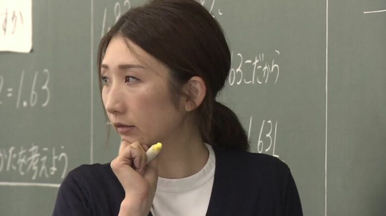 講師として小学生に算数を教えている山本美由紀先生