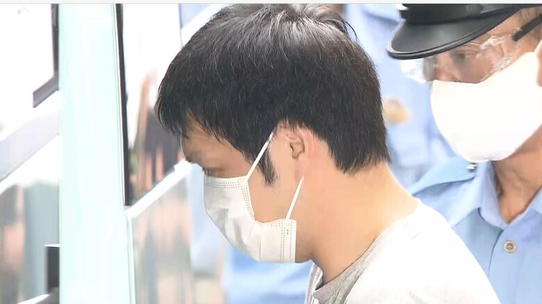 容疑者は、終始、うつむきながら、警察車両に乗せられた