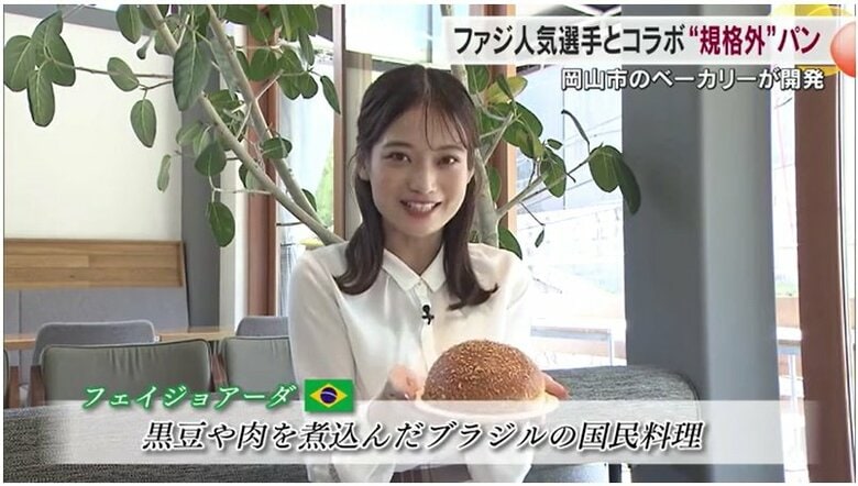 フェイジョアーダを説明するＯＨＫ・森下花音アナウンサー