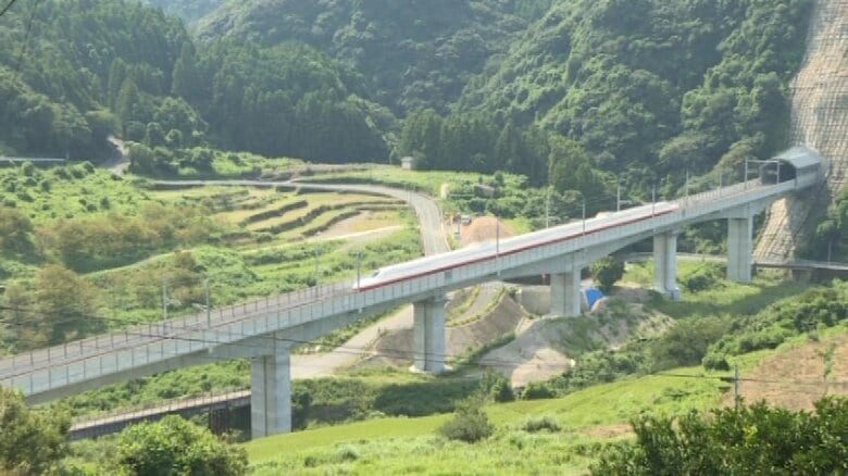 トンネル近くを走る「かもめ」。武雄温泉－長崎間は約66km