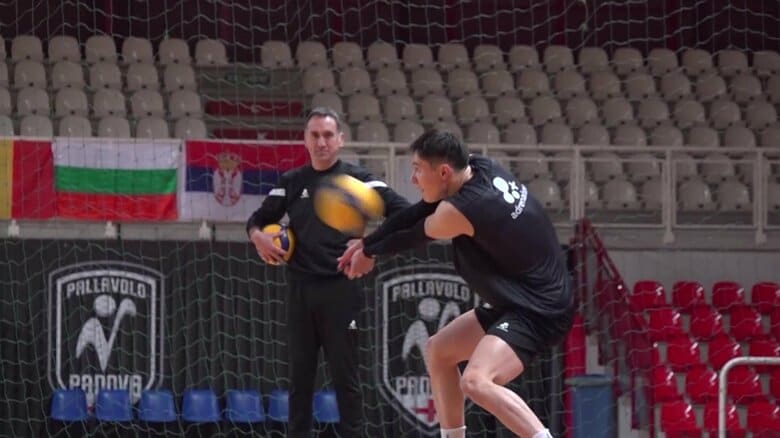 レシーブの練習を行う高橋藍(21)