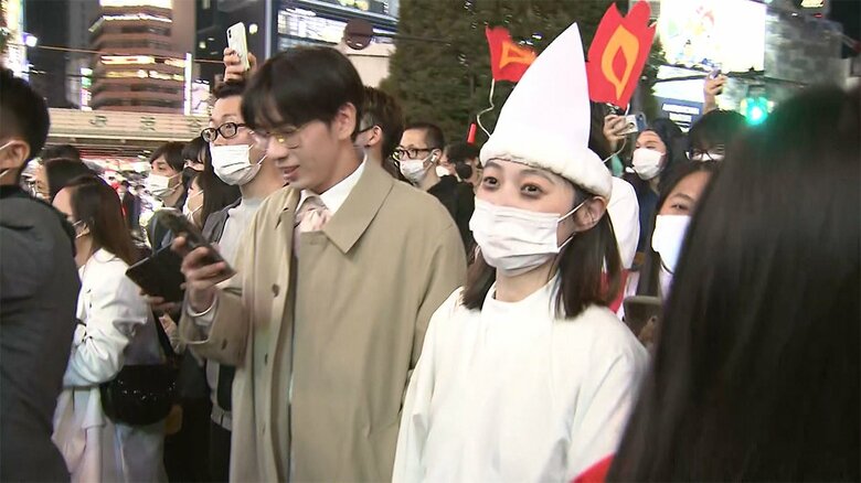 ハロウィーン前日の渋谷は、仮装した若い人らでにぎわっていた。