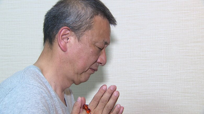 手を合わせる父の充史さん