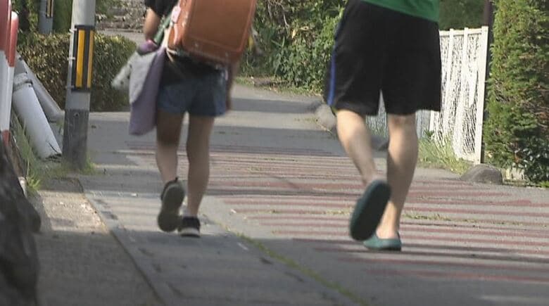 保護者の付き添いで登校