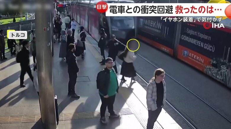警備員が路面電車にひかれそうな女性を間一髪で救う瞬間（14日、トルコ）②