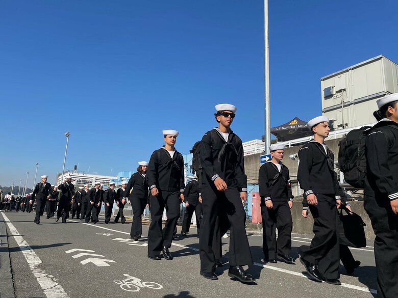空母ジョージ・ワシントンから降り立った“水兵”たち。若者が多かった