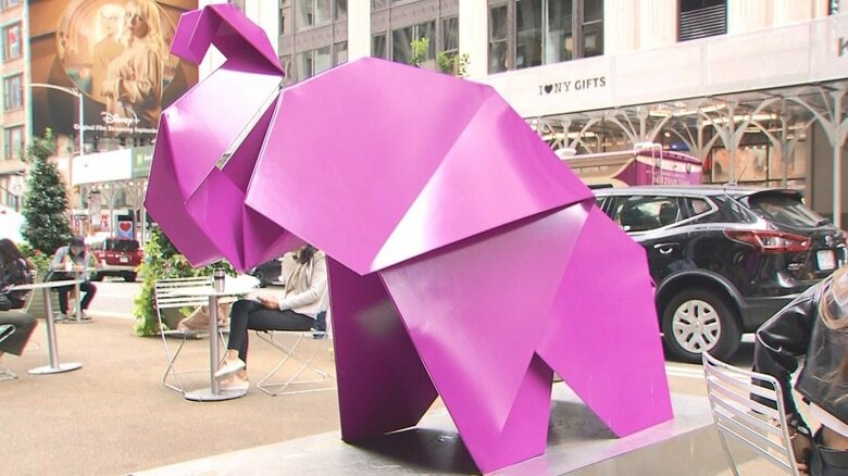 マンハッタンの路上に登場した『折り紙』をモチーフにしたオブジェ
