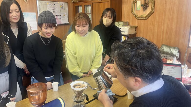 ママたちが集まる「マミーラボ」。この日はコーヒーの淹れ方教室