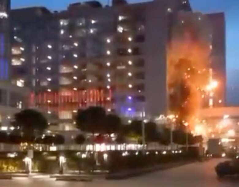 「モスクワ・シティ」への初攻撃があった瞬間。ロシア国営メディア、反体制メディア双方が拡散した（ロシアメディアのSNS、2023年7月）