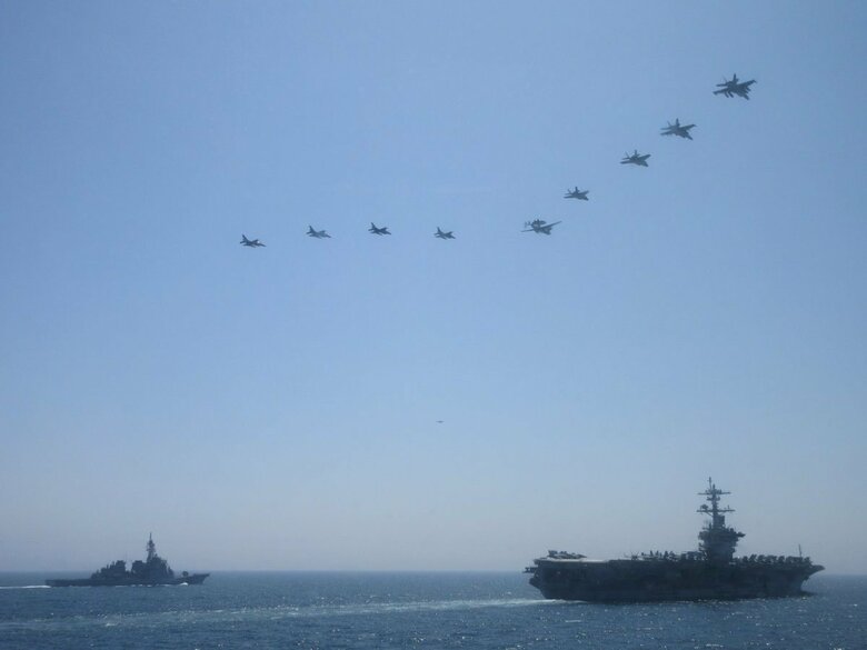 海上自衛隊が公開した画像(13日）