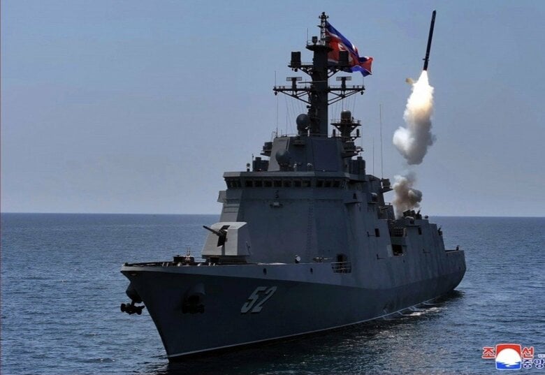 駆逐艦「姜健」から発射されるミサイル