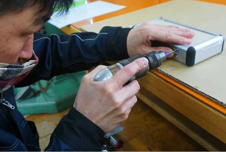 製造の流れ（その5）錠前・蝶番を取り付ける