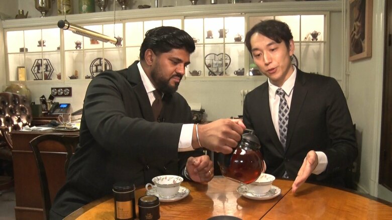 紅茶を注いでくれるギハンさん　期待が膨らむ