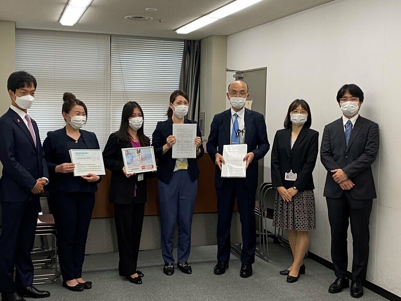検討会に先立って厚労省担当者に要望書を手渡す市民団体（2021年10月4日）