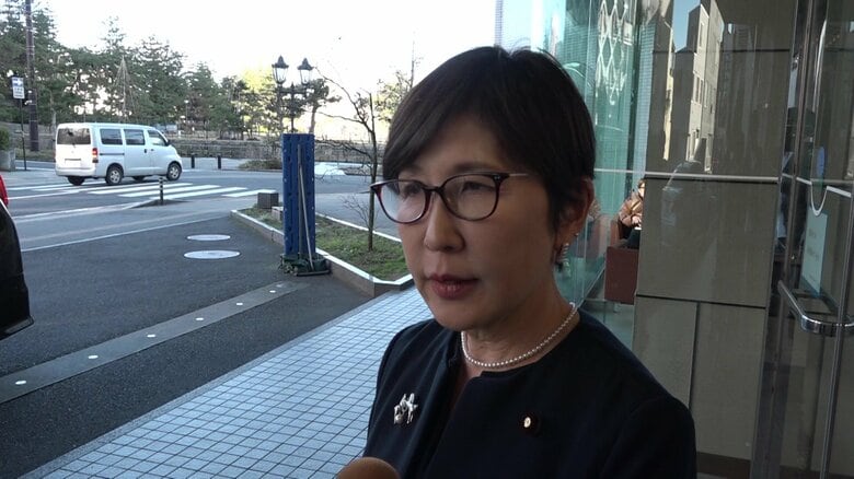 マスコミの囲み取材に応じた稲田議員