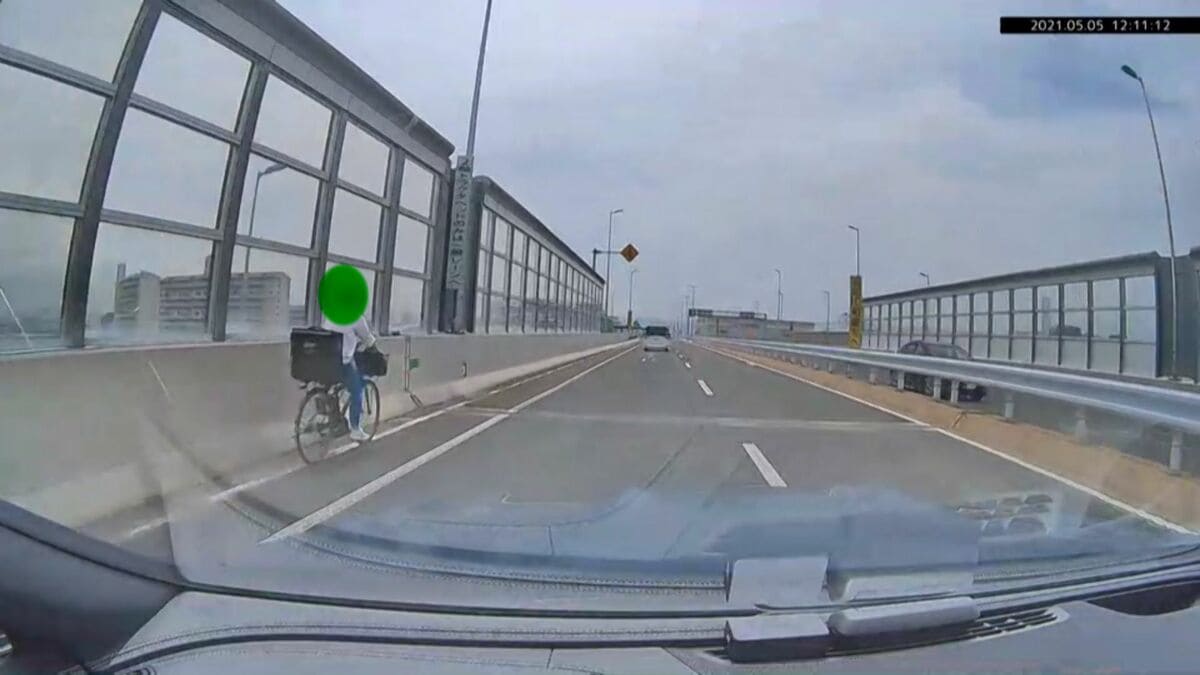 危ない!」高速を走る“ウーバーイーツ”の自転車…危険な運転なぜ 危ない!」高速を走る“ウーバーイーツ”の自転車…危険な運転なぜ