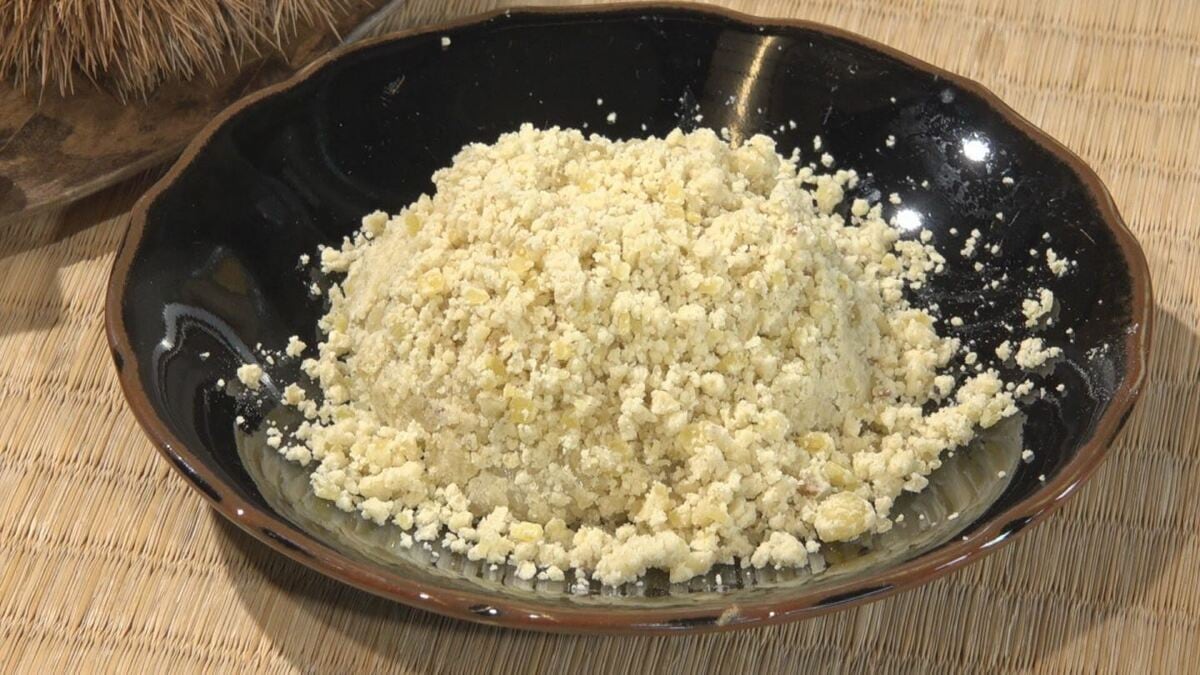 幻の和菓子と呼ばれる「栗粉餅」 そぼろ状の栗きんとんを餅にまぶし