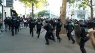 投石と催涙ガスの“応酬”を現地取材　フランス全土で50万人反政府デモ　娘を肩車し「“声を上げる権利”を見せる」と語る参加者も