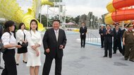 金正恩総書記“夫人の姿”公開は1年半ぶりか…北朝鮮の海岸沿いに“大規模リゾート地完成”で李雪主夫人や娘と共に式典参加　