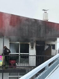 【速報】激しい炎で屋根まで黒焦げに…共同住宅から出火＿約1時間に渡って燃え続け、焼け跡から性別不明の1人の遺体＿警察などで身元の確認急ぐ（北海道 旭川市）