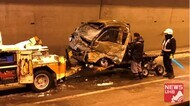 トンネル内のカーブで軽トラックとトラックが正面衝突…