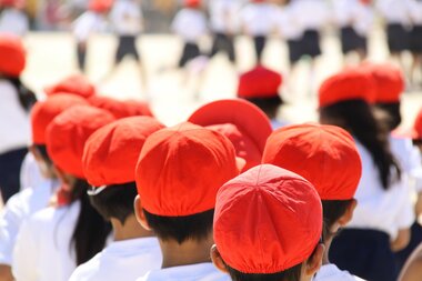 小学校の赤白帽「白」より「赤」が熱中症リスク高? 「赤」は10℃高い実験結果に