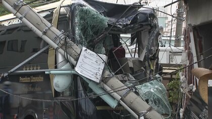 「事故のことはよく覚えていない」運転手に持病の疑い　電柱に衝突の観光バス運営会社を家宅捜索　東京・江戸川区