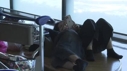成田空港で最大4000人足止め　台風で交通網乱れ利用客が空港で一夜　現在解消に向かう