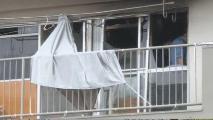 「部屋から黒煙が…」3階建てアパートで火災　21歳男性を意識不明で搬送　家族は外出中で1人で部屋に