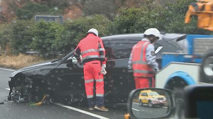 東名高速でPA入口の分岐部分に乗用車が接触し横転 後続車同士が衝突し3台絡む事故 横転した車の女性がケガ