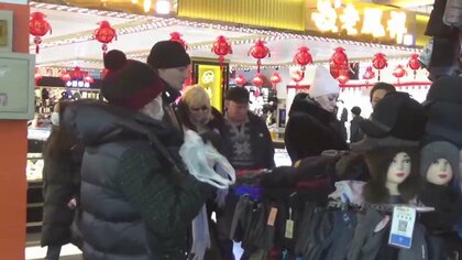 国境の町にはロシア人やロシア語が…ウクライナ侵攻で孤立のロシアが中国に接近　団体客の“ビザなし観光”再開