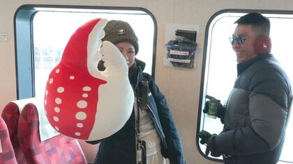 【“カニの爪”が大人気！？】流氷シーズンでにぎわう『ガリンコ号』で「くじ」が爆売れ！1回1500円で景品はすべて“カニの爪のぬいぐるみ”―SNSの反響大きく紋別の新名物に〈北海道〉