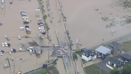 復旧や救助活動続く冠水現場に再びゲリラ雷雨　一夜明け広範囲に氾濫や浸水　車の水没や土砂崩れ相次ぐ　千葉記録的豪雨8人死亡