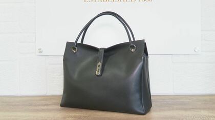 SNSで話題「早苗バッグ」 高市総理が愛用の黒革バッグに注文殺到「半年