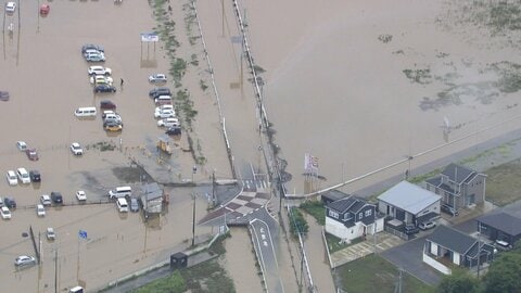 復旧や救助活動続く冠水現場に再びゲリラ雷雨　一夜明け広範囲に氾濫や浸水　車の水没や土砂崩れ相次ぐ　千葉記録的豪雨8人死亡