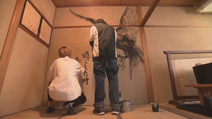 壁紙の材質が墨をはじく中、作業は続く