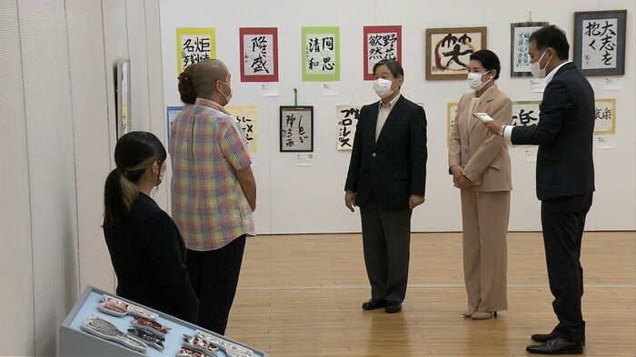 「きらめく個性!全国障害者作品展」で作者と懇談される両陛下