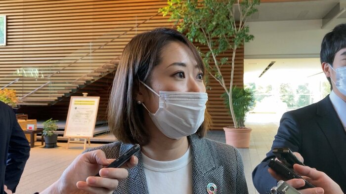 会議終了後 取材に応じる米良さん