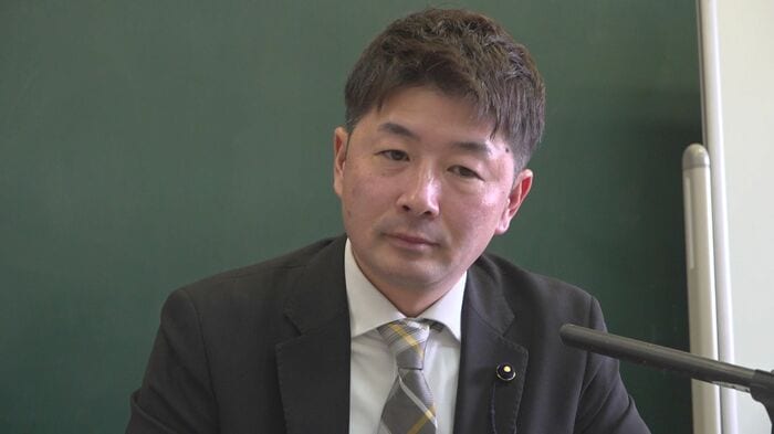 報道陣の取材に応じる山本建氏